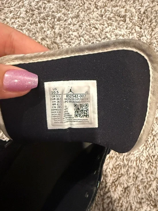 Jordan Sneakers White Black Gold High-Top - Picture 3 of 3